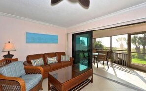 Televisie, een dvd-speler en een printer