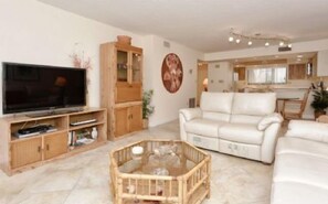 Televisie, een dvd-speler en een printer