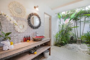 Badewanne, Haartrockner, Handtücher, Seife