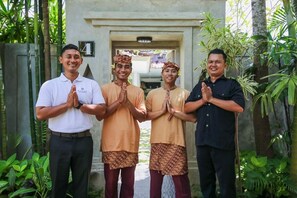 Property grounds - Tropical 4 BR Villa for Rent in Seminyak (Seminyak)