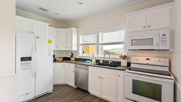 KĂŒhlschrank, Mikrowelle, Ofen, Herdplatte