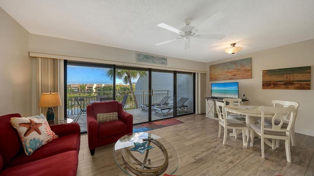 Televisie, een dvd-speler en een printer