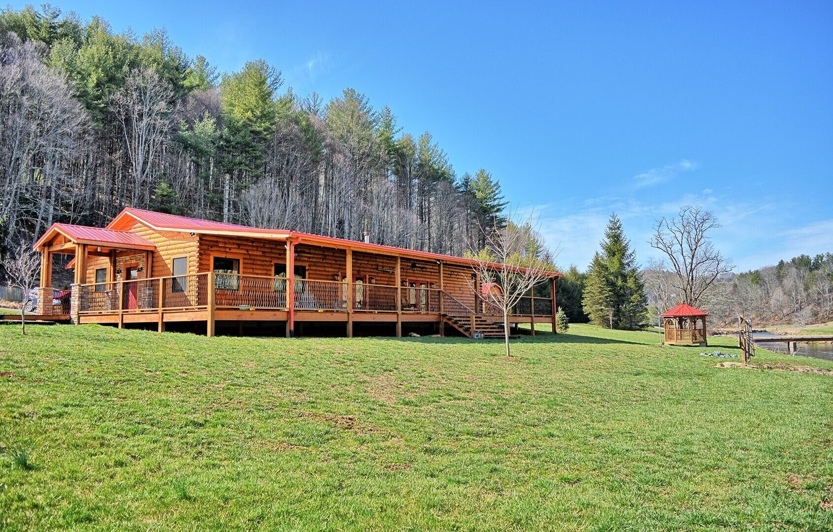 At One with the River-River Front 3 BR Cabin, Fire Pit, Fishing, Wi-Fi, Sleeps 6