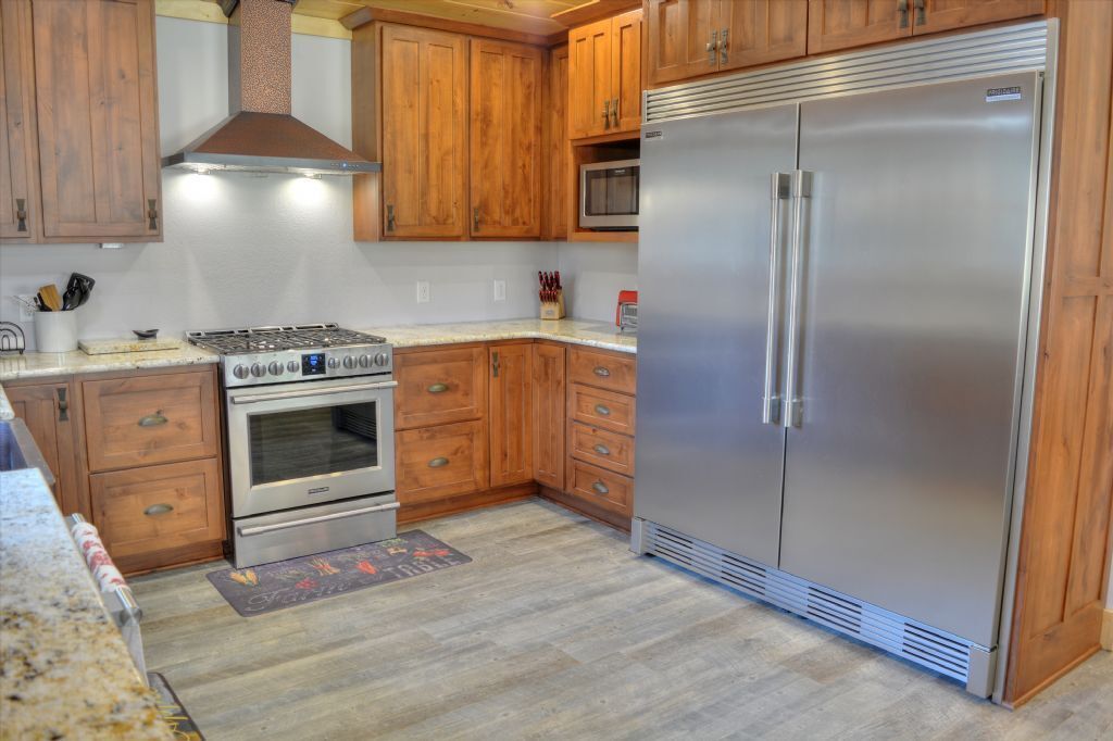 At One with the River-River Front 3 BR Cabin, Fire Pit, Fishing, Wi-Fi, Sleeps 6