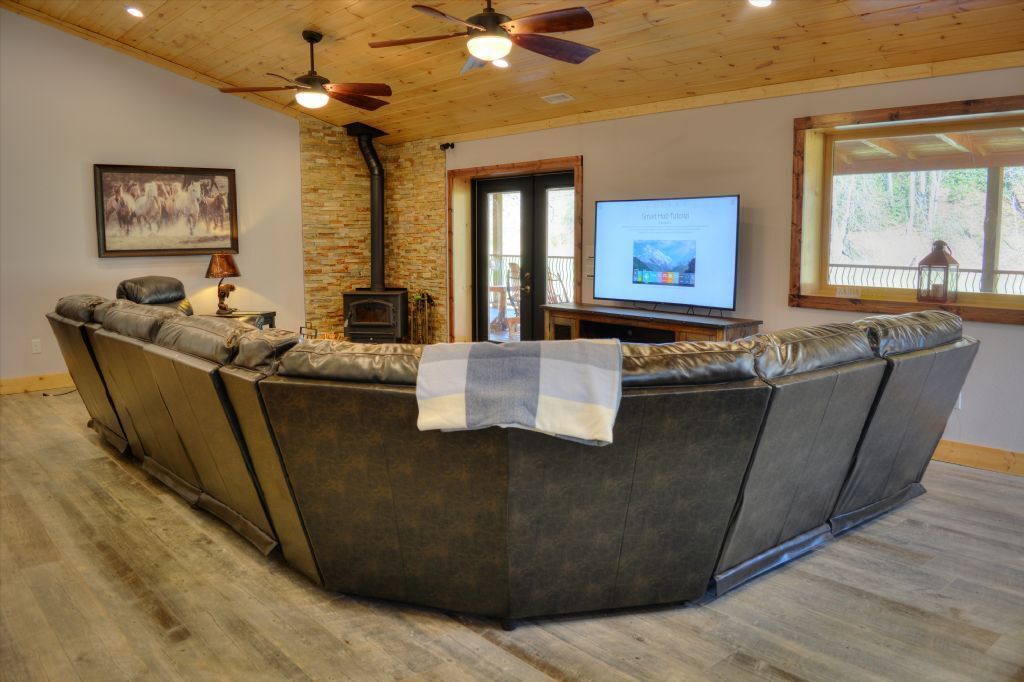 At One with the River-River Front 3 BR Cabin, Fire Pit, Fishing, Wi-Fi, Sleeps 6