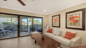 Televisie, een dvd-speler, een stereo en een printer