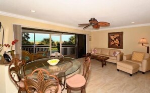 Televisie, een dvd-speler, een stereo en een printer