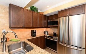 Een koelkast, een microgolfoven, een oven, een kookplaat