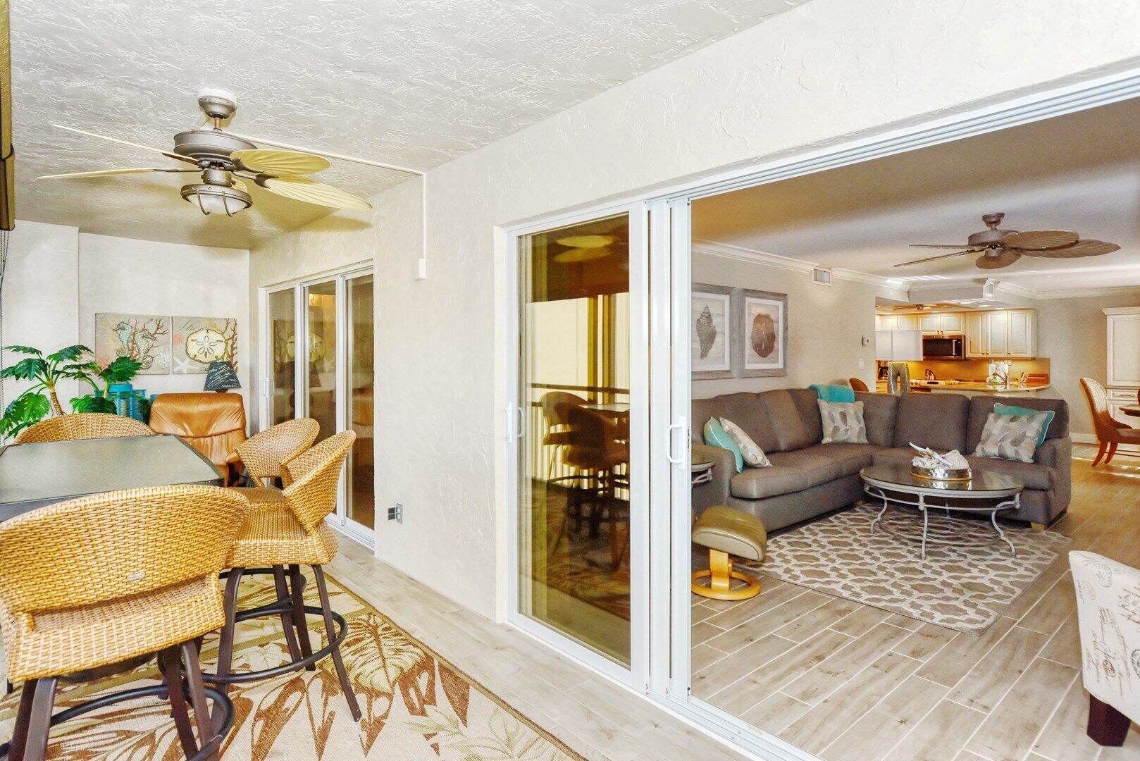 Televisión de pantalla plana, reproductor de DVD y impresora 