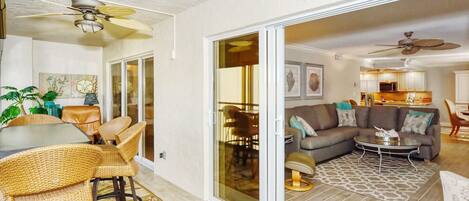 Flatscreentelevisie, een dvd-speler en een printer