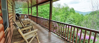 Buckin 'Crazy-Romantic-Kabine mit HOT TUB, WLAN, Kamin, Bumper Pool, AC & VIEWS !! 