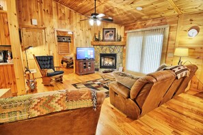 Flat-screen TV, fireplace, DVD player, books