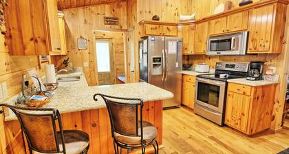 Buckin 'Crazy-romanttinen mökki w / HOT putki, Wi-Fi, takka, Puskurin allas, AC & VIEWS!