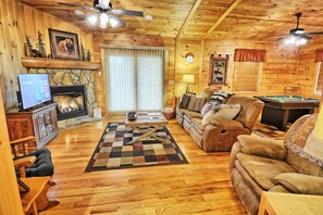 Flatskjerm-TV, peis, DVD-spiller og bøker