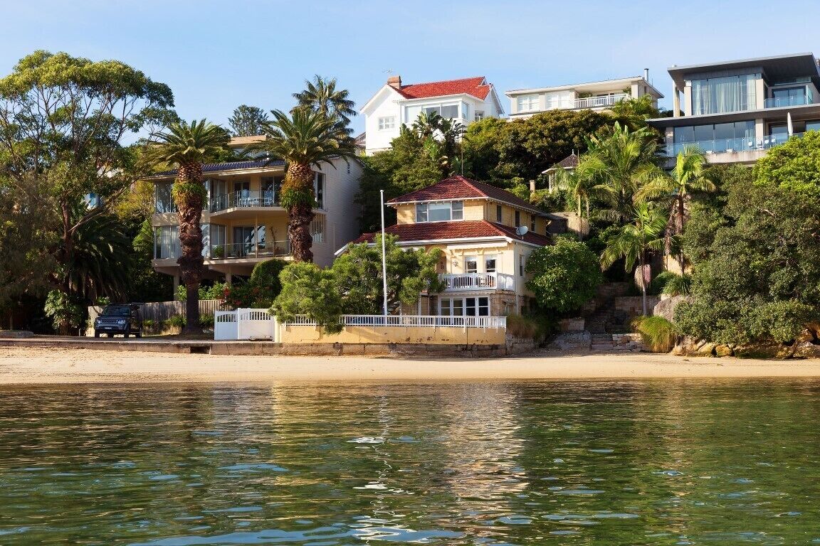 BEACH HOUSE, WATERFRONT - UNIQUE