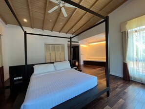 5 bedrooms, in-room safe, iron/ironing board, free WiFi - Amatapura 1 Seaside pool at the villa (Tambon Sai Thai)