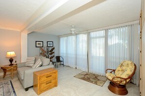 Televisie, een dvd-speler en een printer