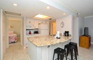 Een koelkast, een microgolfoven, een oven, een kookplaat