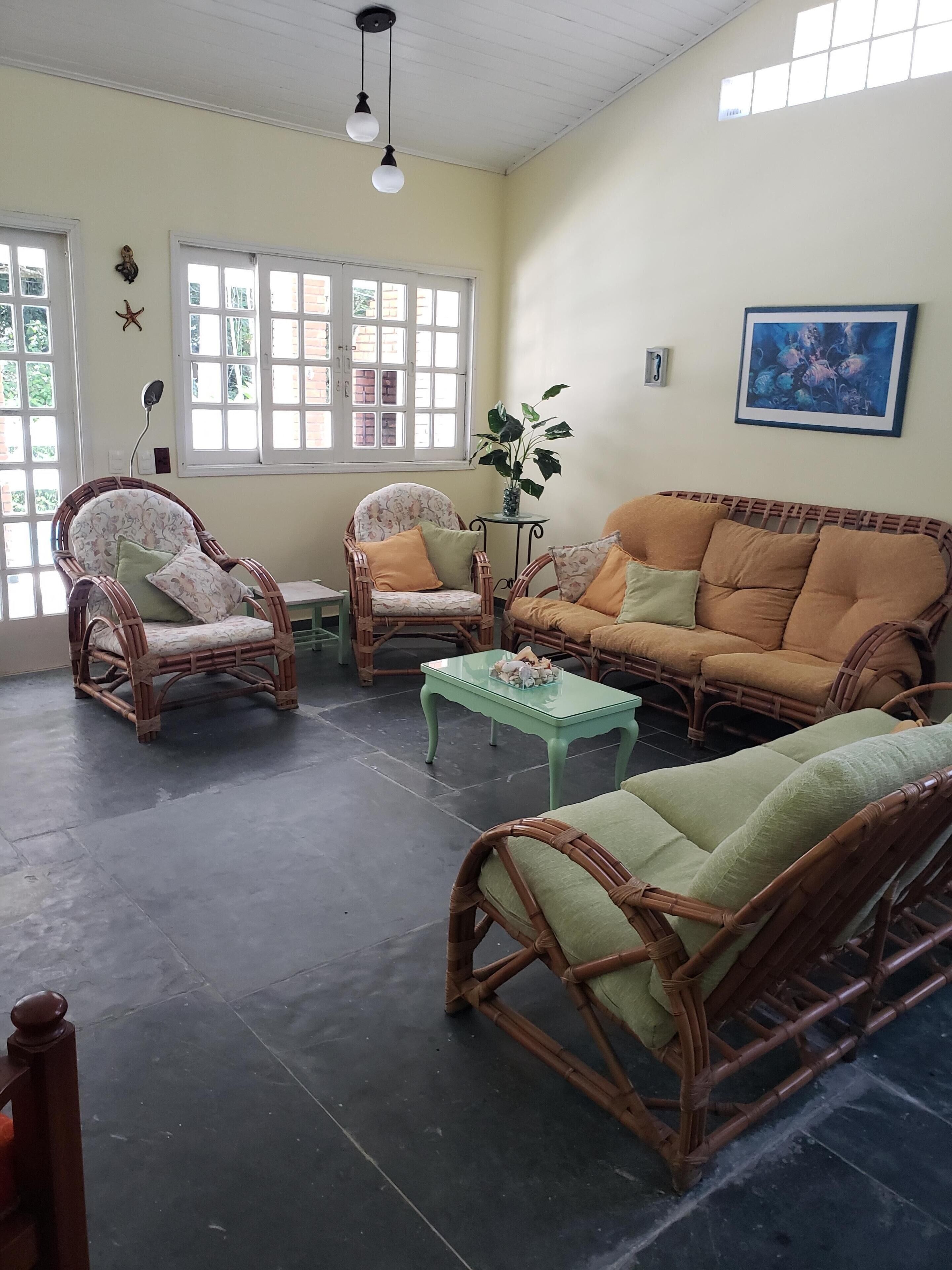 House in Guaecá - seven suites, with air conditioning in the bedrooms and pool.