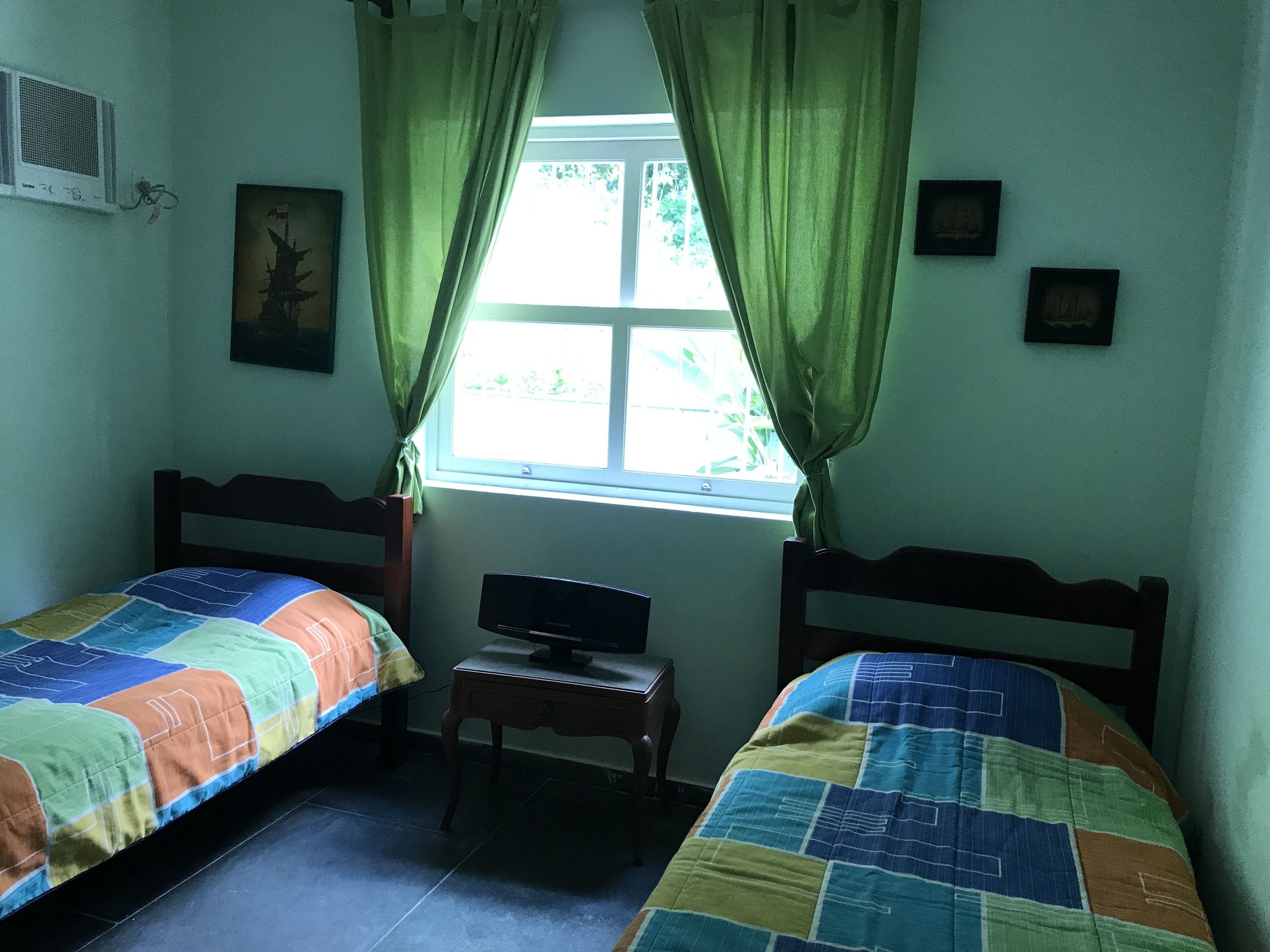 House in Guaecá - seven suites, with air conditioning in the bedrooms and pool.