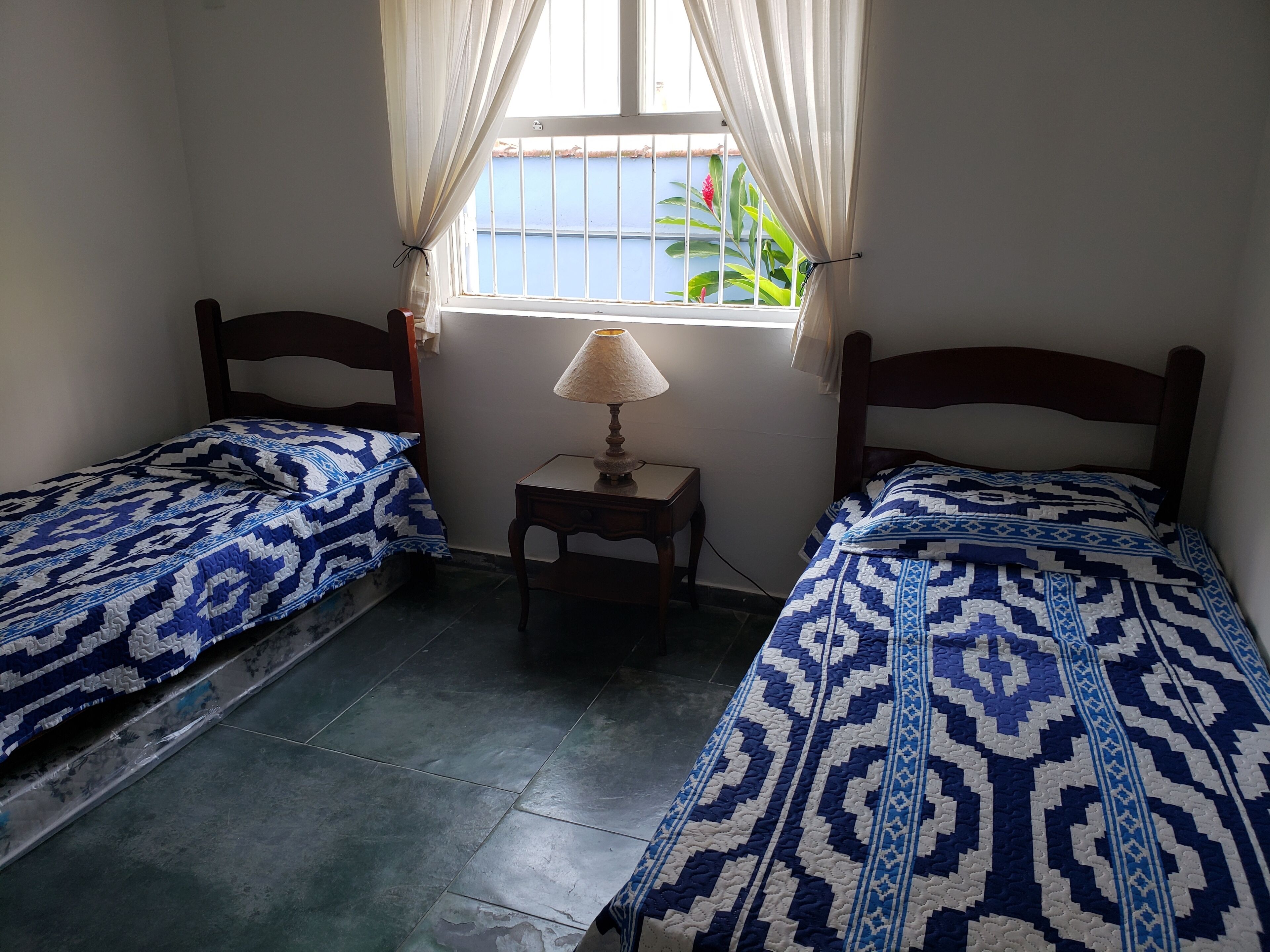 House in Guaecá - seven suites, with air conditioning in the bedrooms and pool.