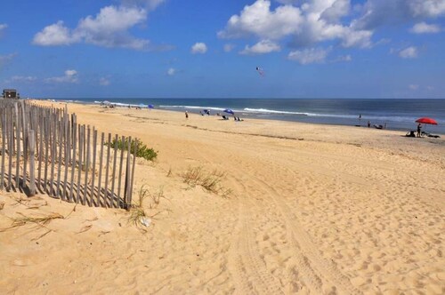 352 - South Nags Head -koti, jossa on tilavat huoneet ja lyhyt kävelymatka rannalle!