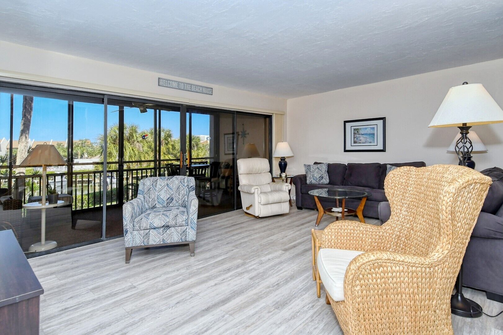 Televisie, een dvd-speler en een printer