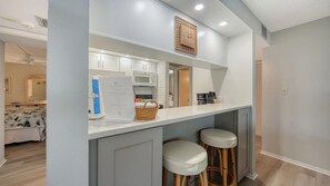 Frigorifero, microonde, forno, piano cottura