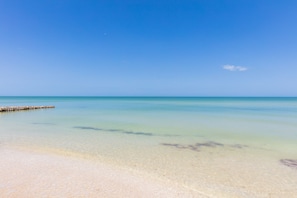 En la playa, camastros y toallas de playa