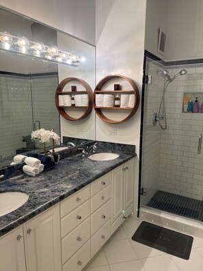 Regadera, secadora de cabello, toallas, jabón 