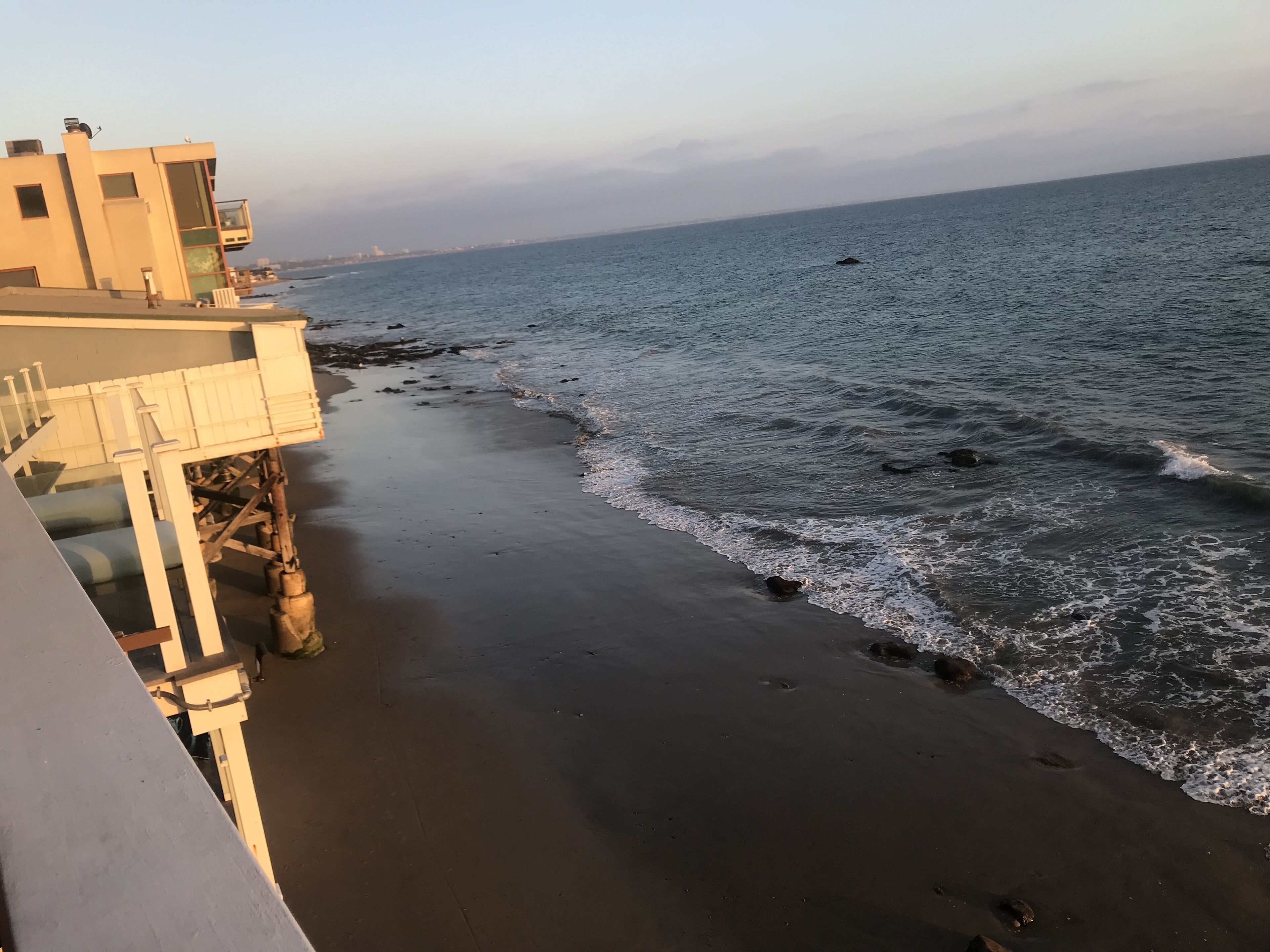 En la playa, camastros y toallas de playa 