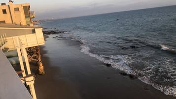 En la playa, camastros y toallas de playa