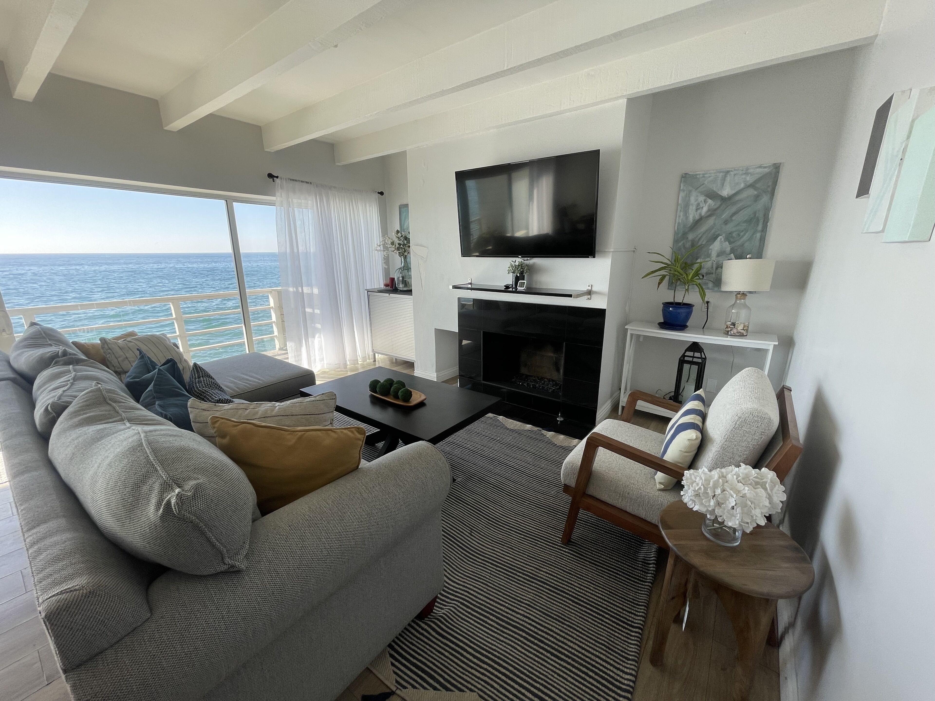 Smart TV, chimenea, estéreo y impresora 