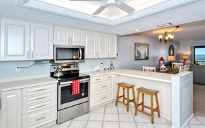 Een koelkast, een microgolfoven, een oven, een kookplaat