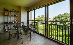 Dining - Chinaberry 943 - 2 Bedroom Condo with Private Beach with lounge chairs & umbrella provided, 2 Poo... (Siesta Key)