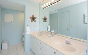 Hair dryer, towels - Chinaberry 943 - 2 Bedroom Condo with Private Beach with lounge chairs & umbrella provided, 2 Poo... (Siesta Key)