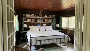 6 bedrooms, desk, iron/ironing board, travel cot