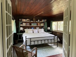 6 bedrooms, desk, iron/ironing board, travel crib