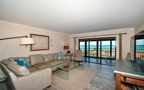 Flatscreentelevisie, een dvd-speler en een printer