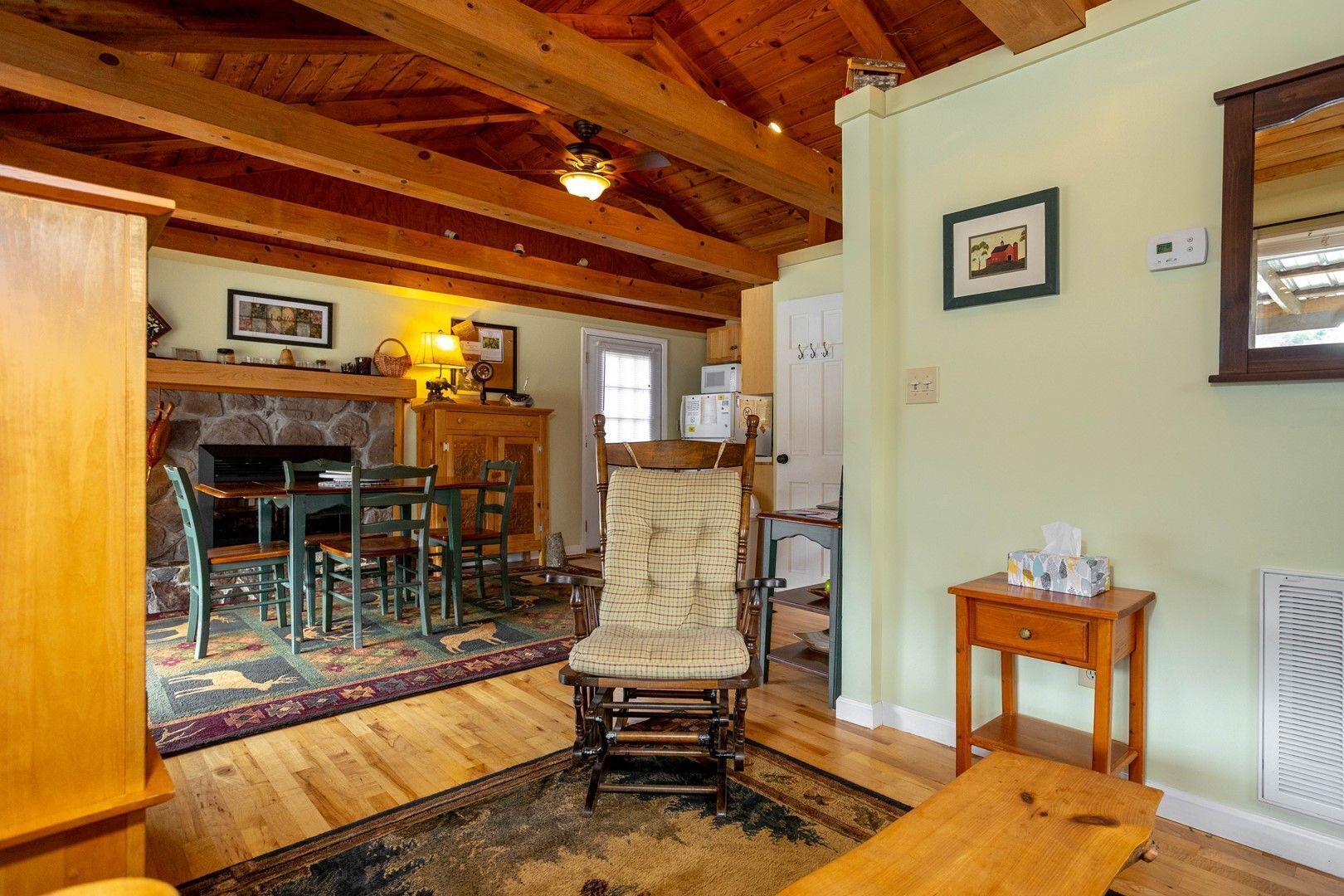 Charming Cabin only 20 ft from New River! 1BS4