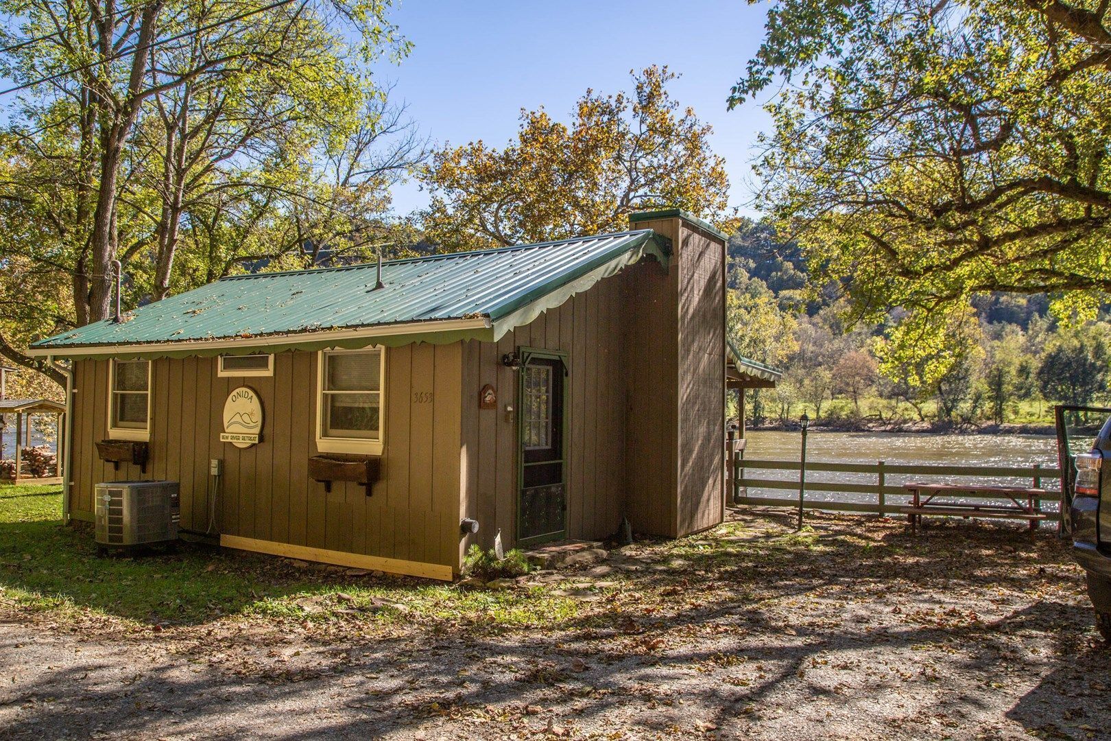 Charming Cabin only 20 ft from New River! 1BS4