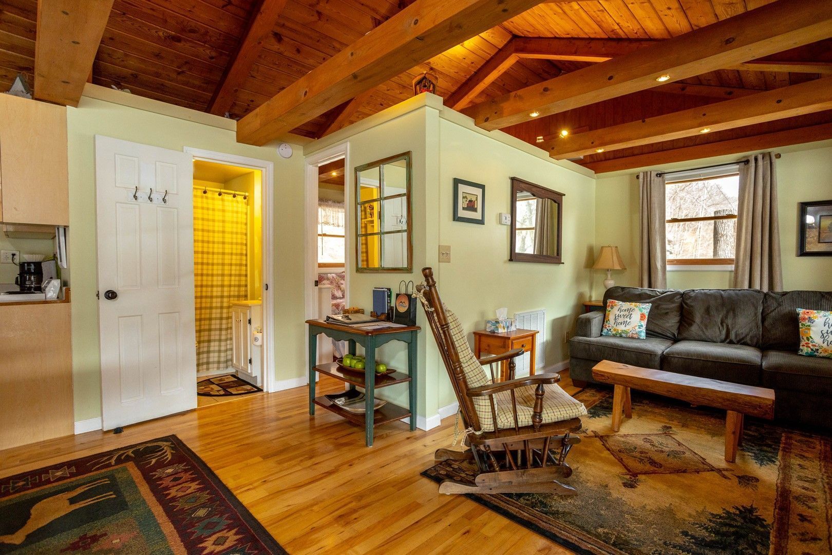 Charming Cabin only 20 ft from New River! 1BS4