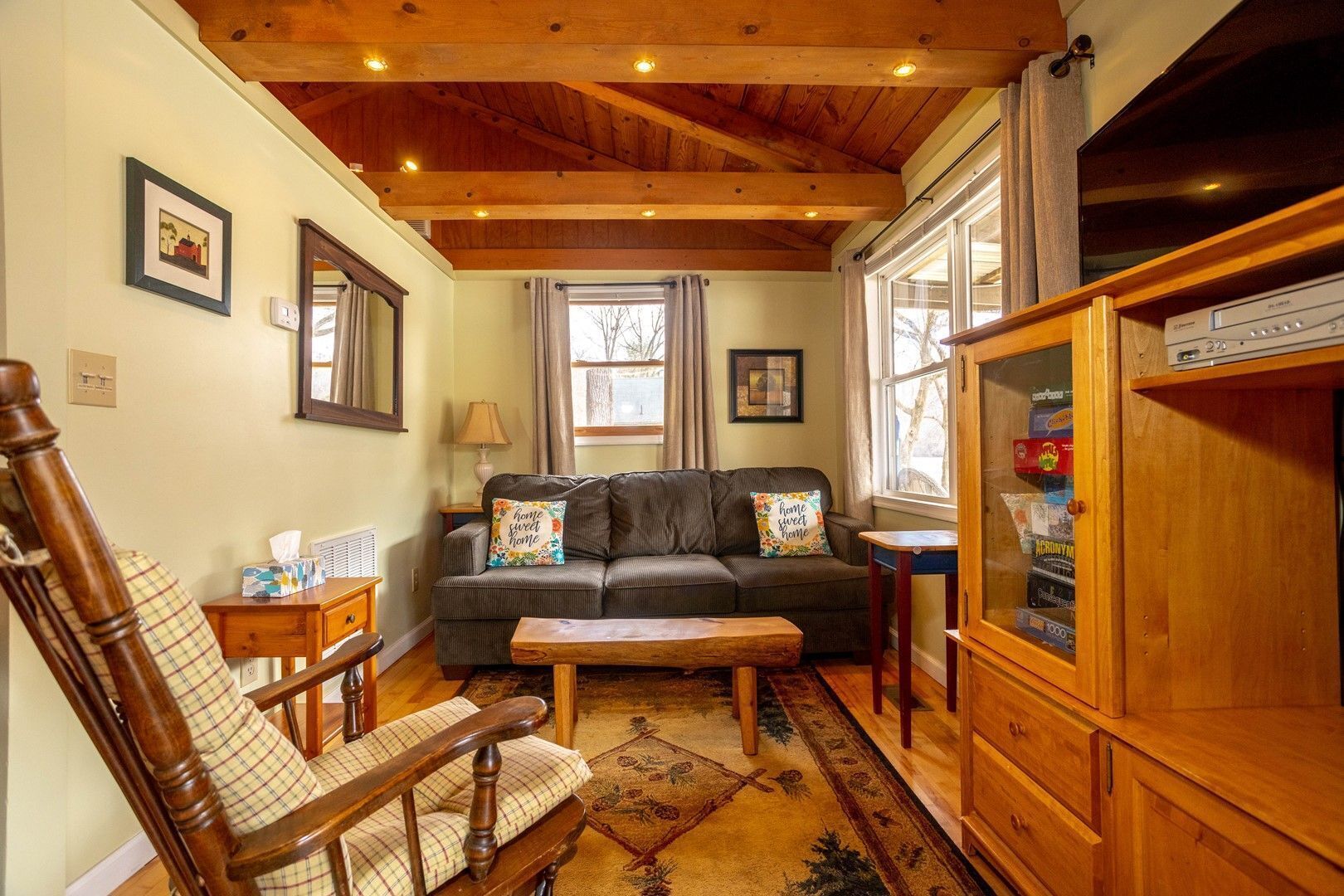 Charming Cabin only 20 ft from New River! 1BS4