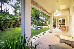 Outdoor dining - Deluxe 2 Bedroom Villa in Seminyak (Seminyak)