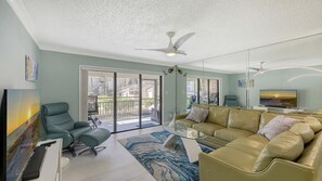 Flatscreentelevisie, een dvd-speler en een printer