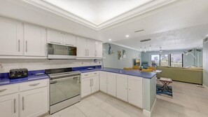 Een koelkast, een microgolfoven, een oven, een kookplaat