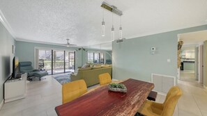 Flatscreentelevisie, een dvd-speler en een printer