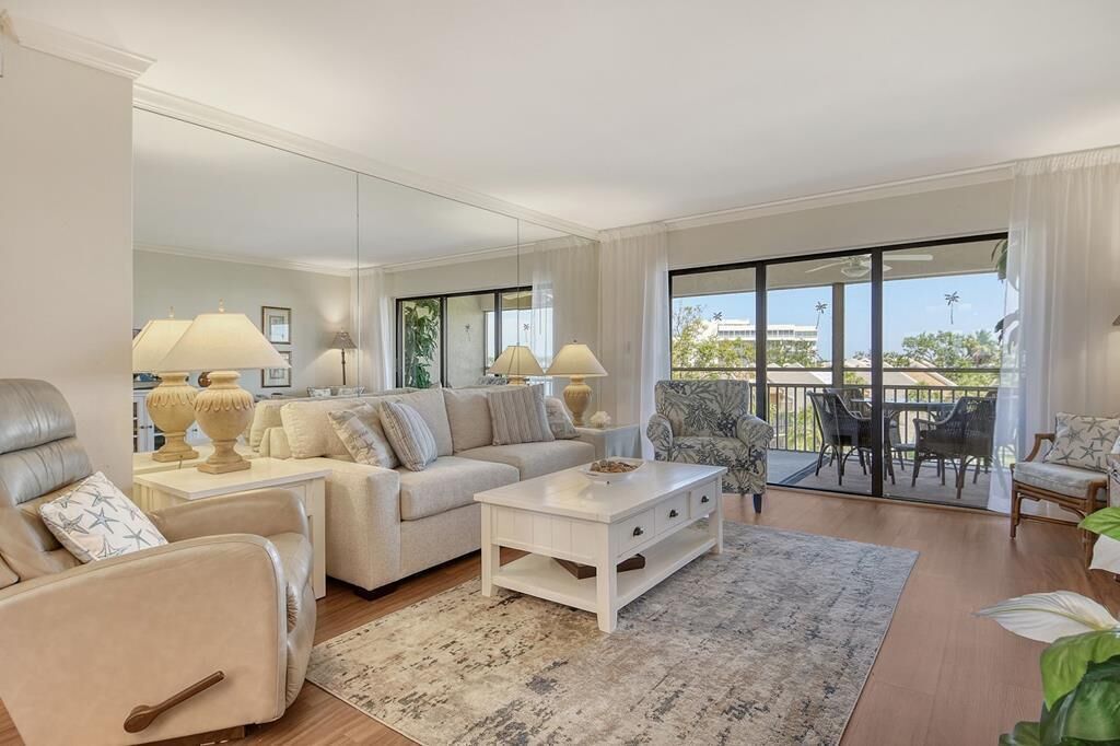 Televisie, een dvd-speler en een printer