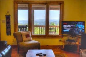 テレビ、暖炉、DVD プレーヤー、テーブルサッカー台