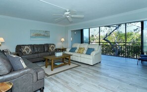 Televisie, een dvd-speler en een printer